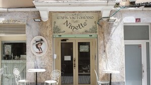 A cafe named 'Cafe Vittoriano Ninetta' with outdoor seating and a tiled entrance. - EL RINCÓN DE LA MERCED I (Logroño)