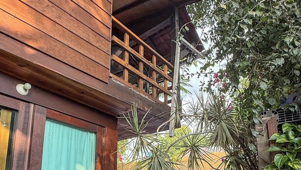 A wooden house with a pool, hexagonal tiles, and a covered patio. - La CABAÑA TABACHIN RELAXATION FOR COUPLES JACUZZI & ALBERCA (Yautepec de Zaragoza)