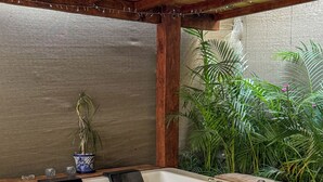 A rectangular hot tub with multiple jets, wooden flooring, and a pergola overhead. - La CABAÑA TABACHIN RELAXATION FOR COUPLES JACUZZI & ALBERCA (Yautepec de Zaragoza)
