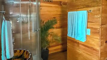 Whirlpool, Handtücher, Seife, Toilettenpapier
