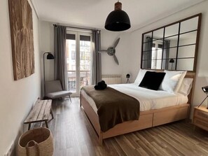 Tabla de planchar con plancha, acceso a internet y ropa de cama 