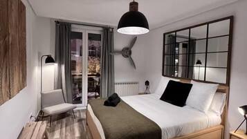 Tabla de planchar con plancha, acceso a internet y ropa de cama