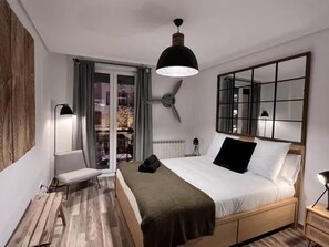 Tabla de planchar con plancha, acceso a internet y ropa de cama 