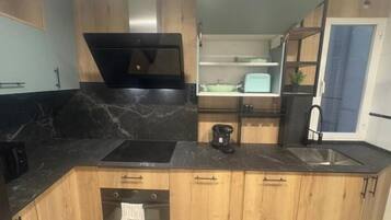 Een koelkast, een oven, een koffiezetapparaat/waterkoker