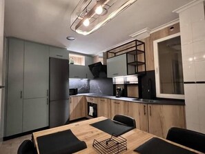 Refrigerador, horno, cafetera/tetera, utensilios de cocina