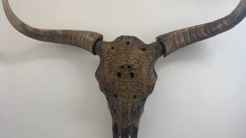 Un cráneo de toro grande y ornamentado montado en la pared.