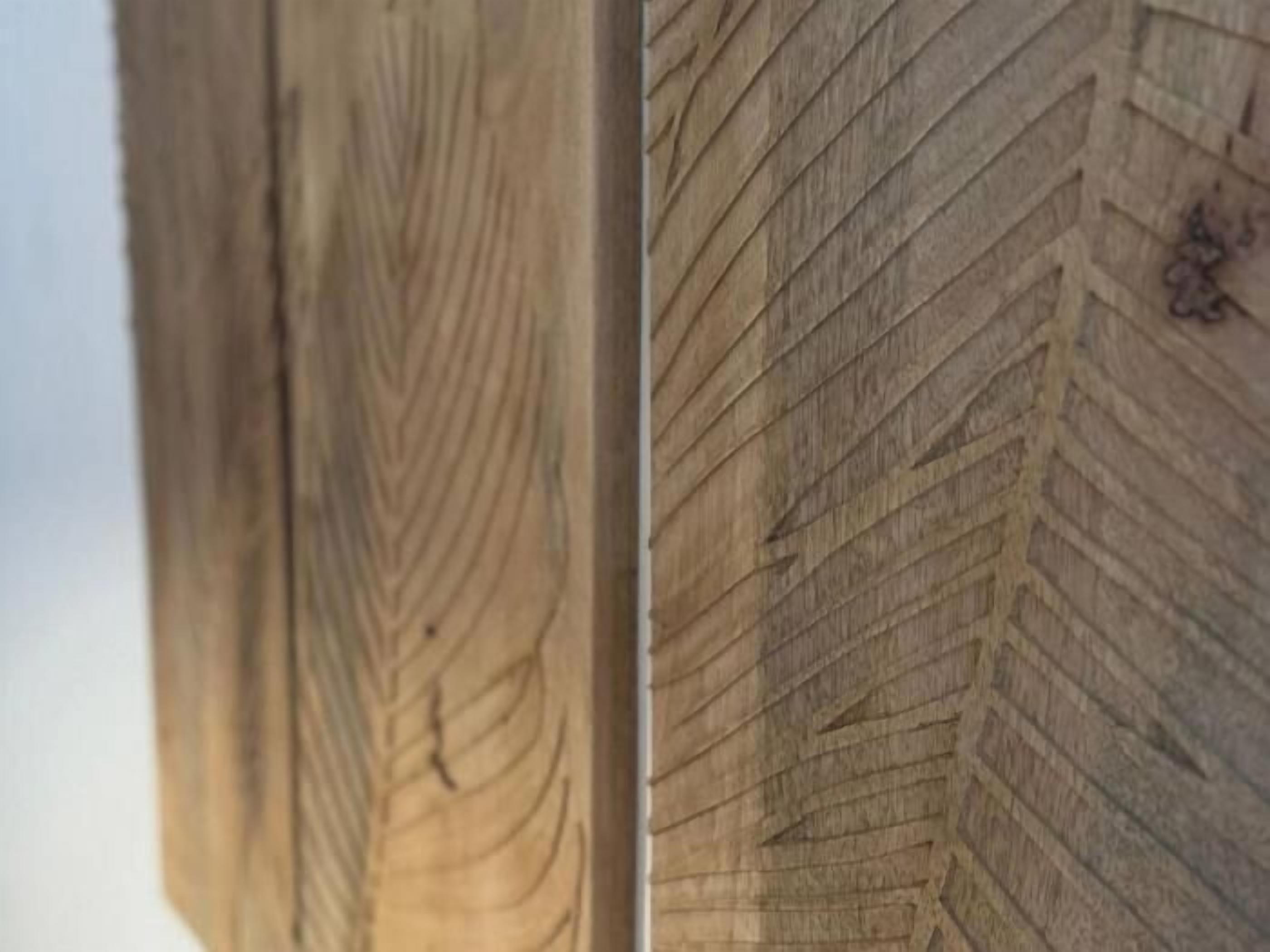 Primer plano de una superficie de madera con un marcado veteado.