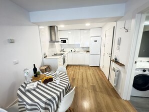Fridge, microwave, oven, dishwasher - PRECIOSOS APARTAMENTOS RIOJALAND EN LARDERO (Lardero)
