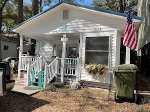 Ein eingeschossiges Haus mit Veranda, Briefkasten und einer amerikanischen Flagge.