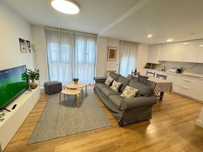 Eine moderne Wohnung mit Wohnzimmer, Essbereich und Küche.