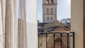Une vue de l’intérieur d’un bâtiment, avec une colonne en pierre et une rambarde en métal.