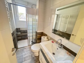 Shower, hair dryer, towels - La Terraza de Manzanera (Logroño)