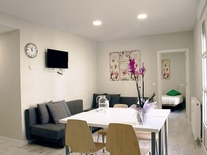 Dining - APARTAMENTOS LOGROÑO CENTRO (LOGROÑO)