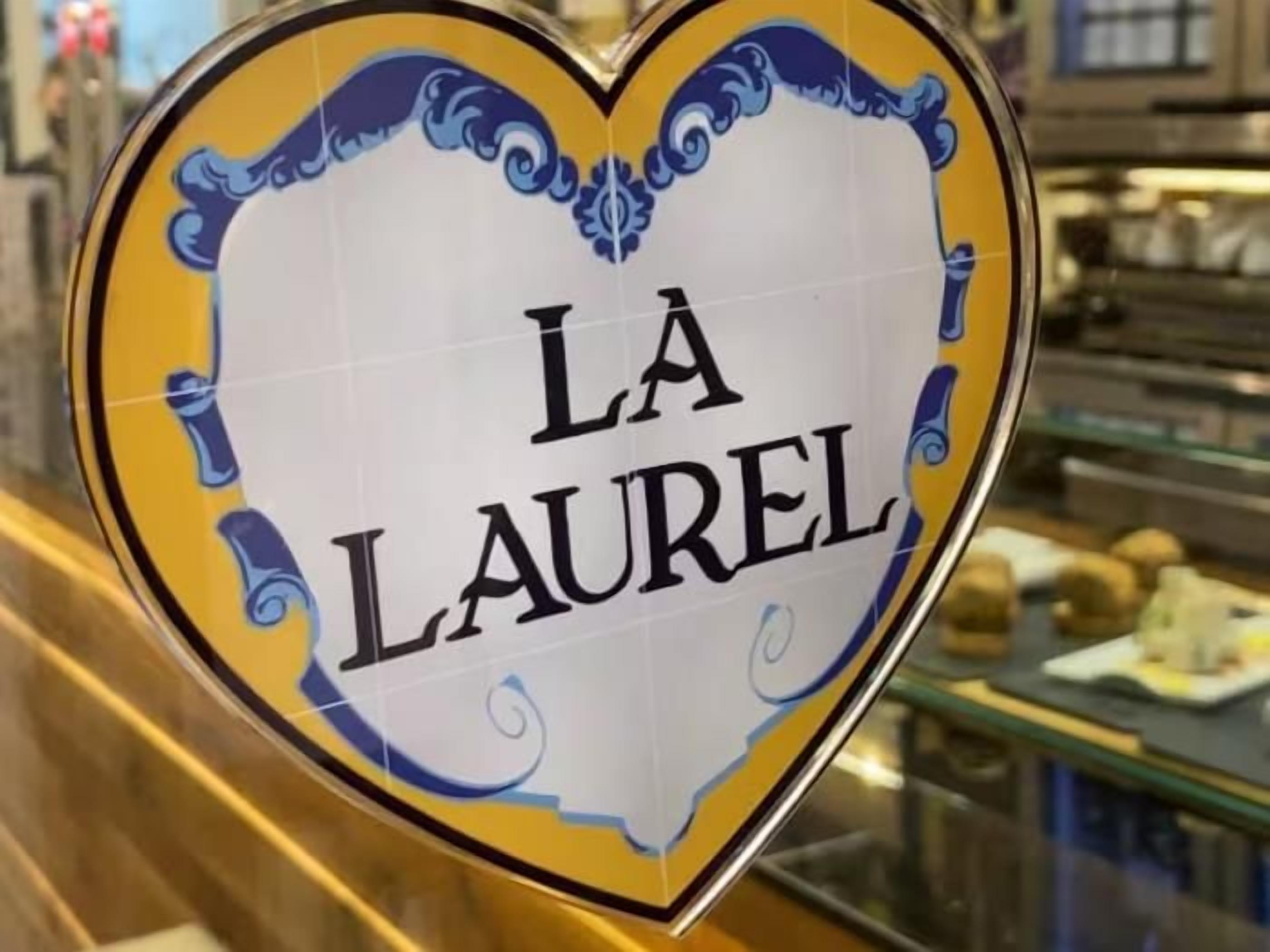 Un panneau en forme de cœur sur lequel est écrit le mot « LAUREL ».