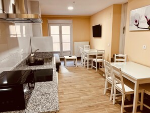 Fridge, microwave, coffee/tea maker, toaster - APARTAMENTOS SAN NICOLAS (LOGROÑO)