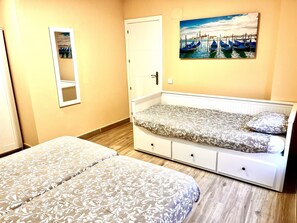 Iron/ironing board, internet, bed sheets - APARTAMENTOS SAN NICOLAS (LOGROÑO)