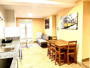 Microwave, coffee/tea maker, toaster, cookware/dishes/utensils - APARTAMENTOS SAN NICOLAS (LOGROÑO)