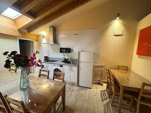 Microwave, coffee/tea maker, toaster, cookware/dishes/utensils - APARTAMENTOS SAN NICOLAS (LOGROÑO)