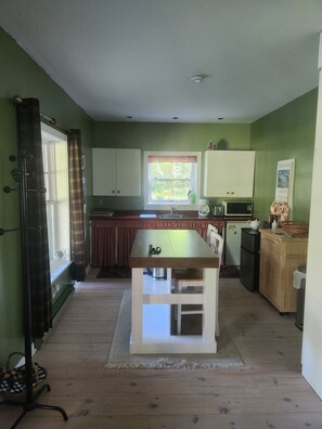 Wasserkocher mit Kaffee-/Teezubehör, Kühlschrank, Mikrowelle, Ofen
