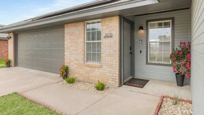 Un'abitazione residenziale con garage, porta d'ingresso e cassetta postale.