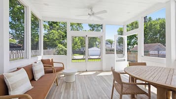 Hus, flere senger, hageutsikt (Hillside Hyde Park Home) | Utsikt fra rommet