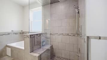Casa, varias camas, vista al jardín (Hillside Hyde Park Home) | Baño | Toallas