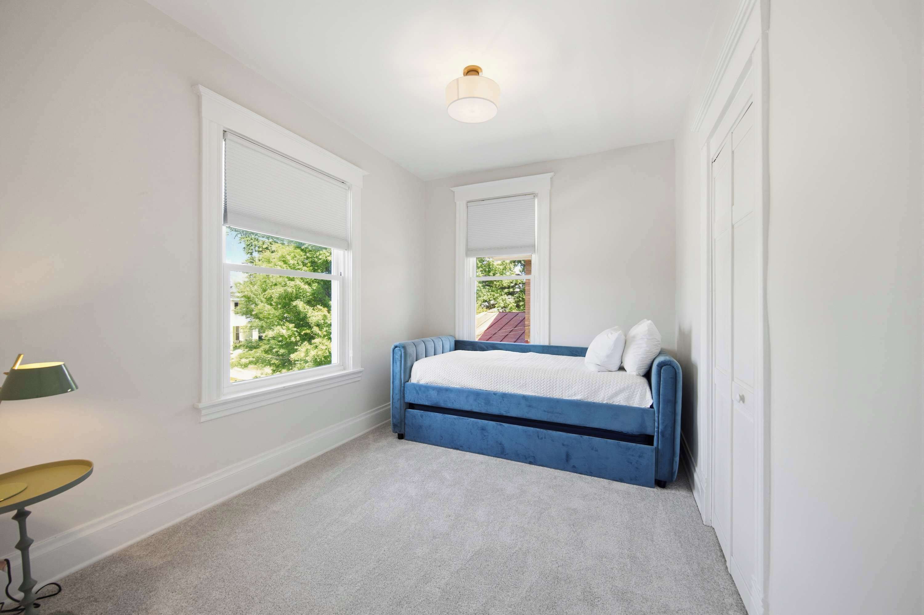 Hus, flere senger, hageutsikt (Hillside Hyde Park Home) | 4 soverom, individuelt dekorert, individuelt innredet og skrivebord