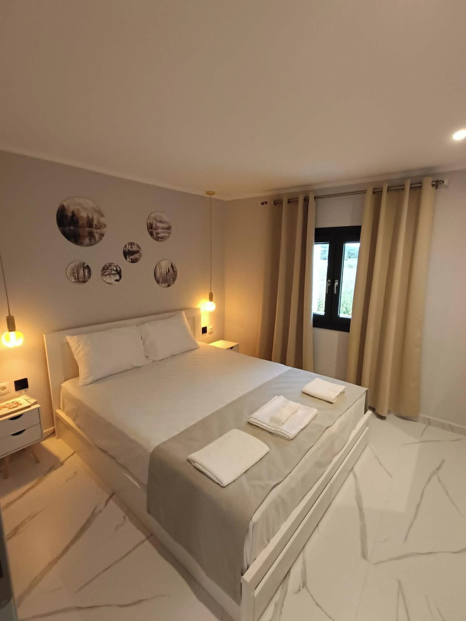 Iron/ironing board, Internet, bed sheets