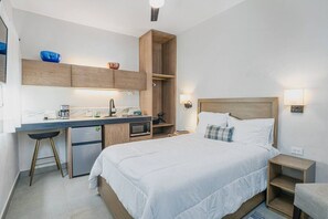 Een bureau, een strijkplank/strijkijzer, wifi, beddengoed