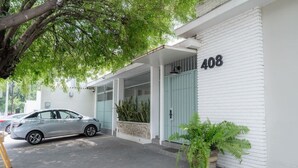 A building with the number 408, a car parked in front, and a tree providing shade. - Loft con entrada 24/7 | Check-in autónomo (Monterrey)