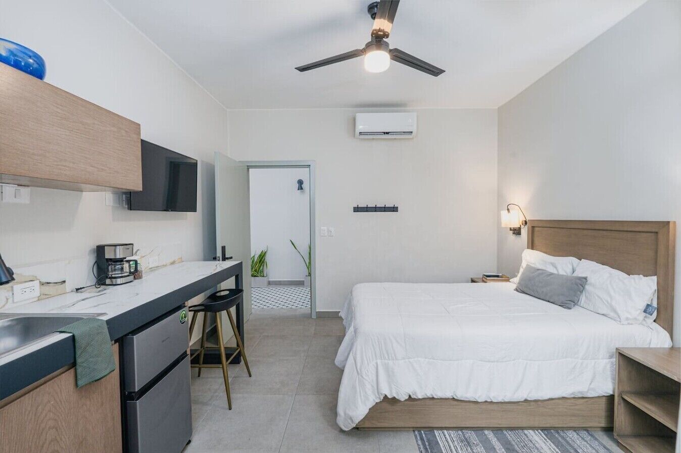 Desk, iron/ironing board, WiFi, bed sheets