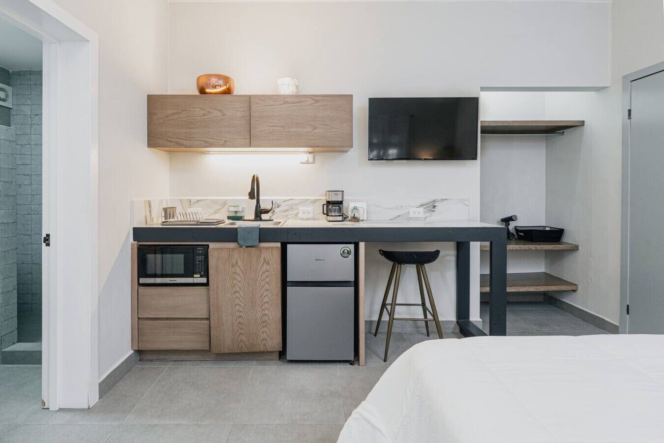 Desk, iron/ironing board, WiFi, bed sheets