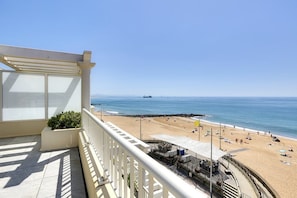 A balcony with a view of a sandy beach and the sea. - CAPBRETON with ocean view, apartment for 6 people (CAPBRETON)