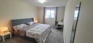 4 bedrooms, iron/ironing board, WiFi, bed sheets - 
Welcome to TF Empire’s brand‑new luxury home, featuring 4 bedrooms. (Peterborough)