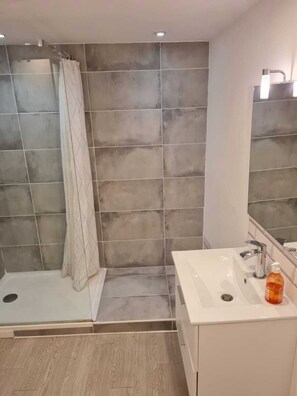 Serviettes fournies, savon, papier toilette