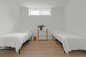 4 bedrooms, iron/ironing board, Internet, bed sheets - Chic Bespoke 4BR Home: King Beds&Fully Fenced Bkyd (Clarington)