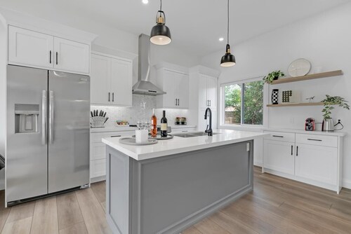Chic Bespoke 4BR Home: King Beds&Fully Fenced Bkyd