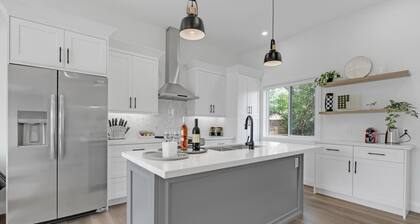 Chic Bespoke 4BR Home: King Beds&Fully Fenced Bkyd