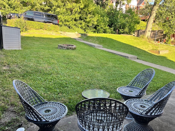 A patio area with outdoor furniture and a lawn. - This is the Pittsburgh View-Mt. Washington Skyline Escape! (Pittsburgh)