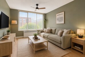 Living area - Marina Breeze Retreat 6 sleeps (Marina del Rey)