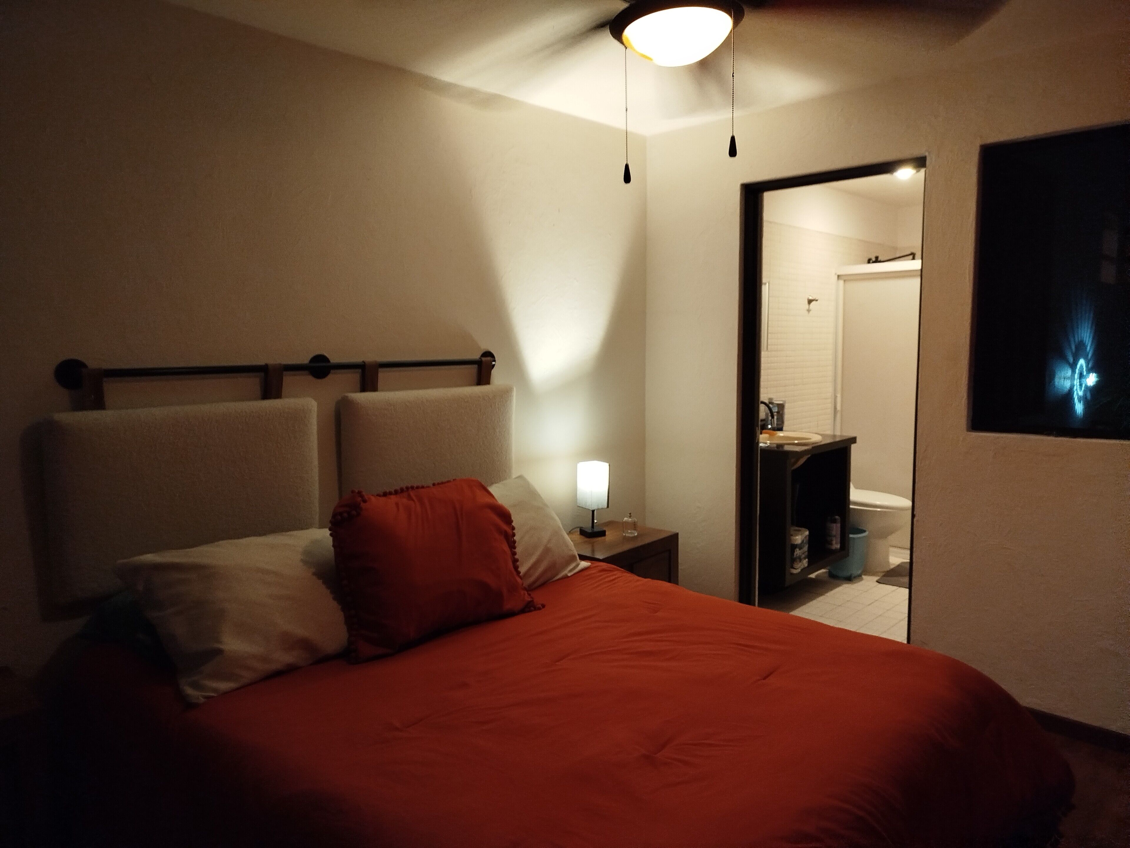 Tabla de planchar con plancha, wifi, ropa de cama