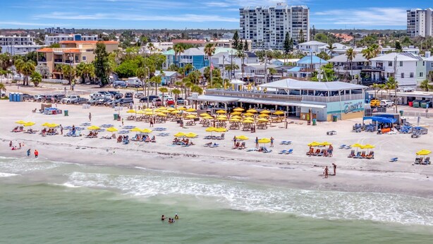 Beach - 2BR & Beach Gear | Walk to Treasure Island Beach (Treasure Island)