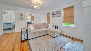 Living area - 2BR & Beach Gear | Walk to Treasure Island Beach (Treasure Island)