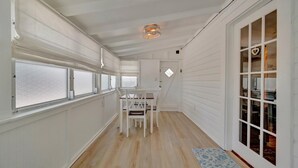Dining - 2BR & Beach Gear | Walk to Treasure Island Beach (Treasure Island)