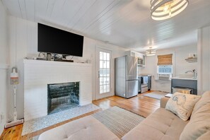 TV, fireplace - Walk 2 the Beach in mins! BBQ Grill & Beach Gear (Treasure Island)