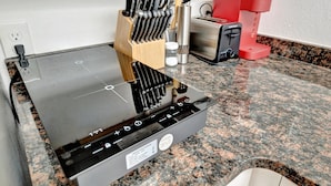 Macchina per tè/caffè, frigorifero, microonde, piano cottura