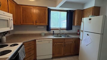Coffee/tea maker, fridge, microwave, oven