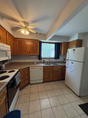 Coffee/tea maker, fridge, microwave, oven - Ya-Nita Break? Cozy 1-bedroom house in delightful Sunrise Beach (Sunrise Beach)
