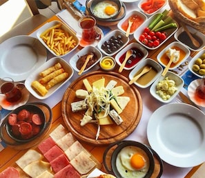 Une variété d’aliments disposés sur une table.