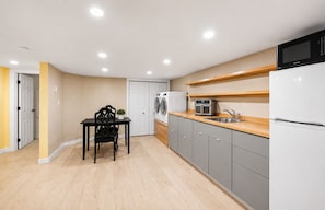 Una cocina moderna con horno empotrado, microondas y refrigerador.